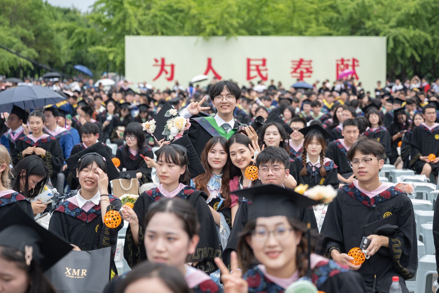 毕业生向镜头挥手致意(学通社记者 李科毅 摄)