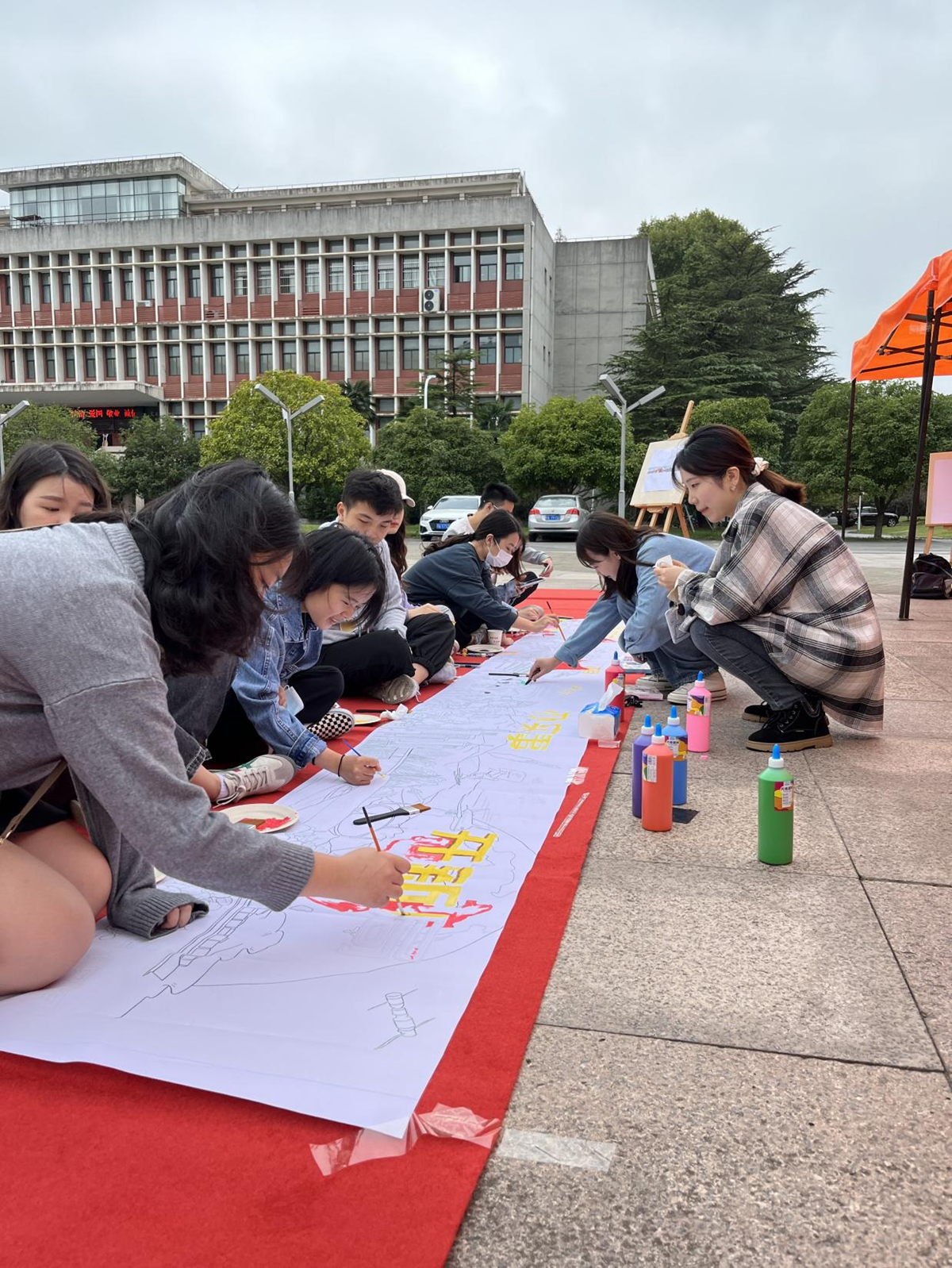 同学们积极参与“学党史·庆百年”手绘长图填色（通讯员 贾梦瑶 摄）