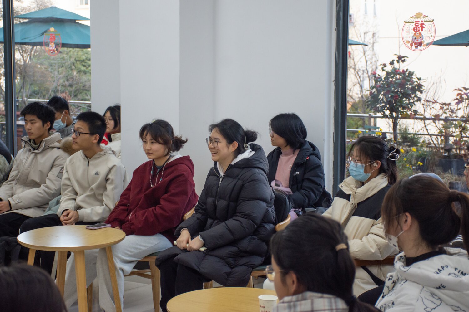 2024年1月4号下午共同空间同学正在向王从严副书记提问（学通社记者 何以诺 摄）_proc