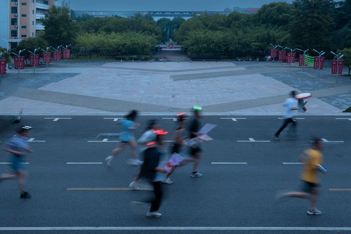 12 参与者经过狮子山广场(学通社记者 郑景扬 摄)