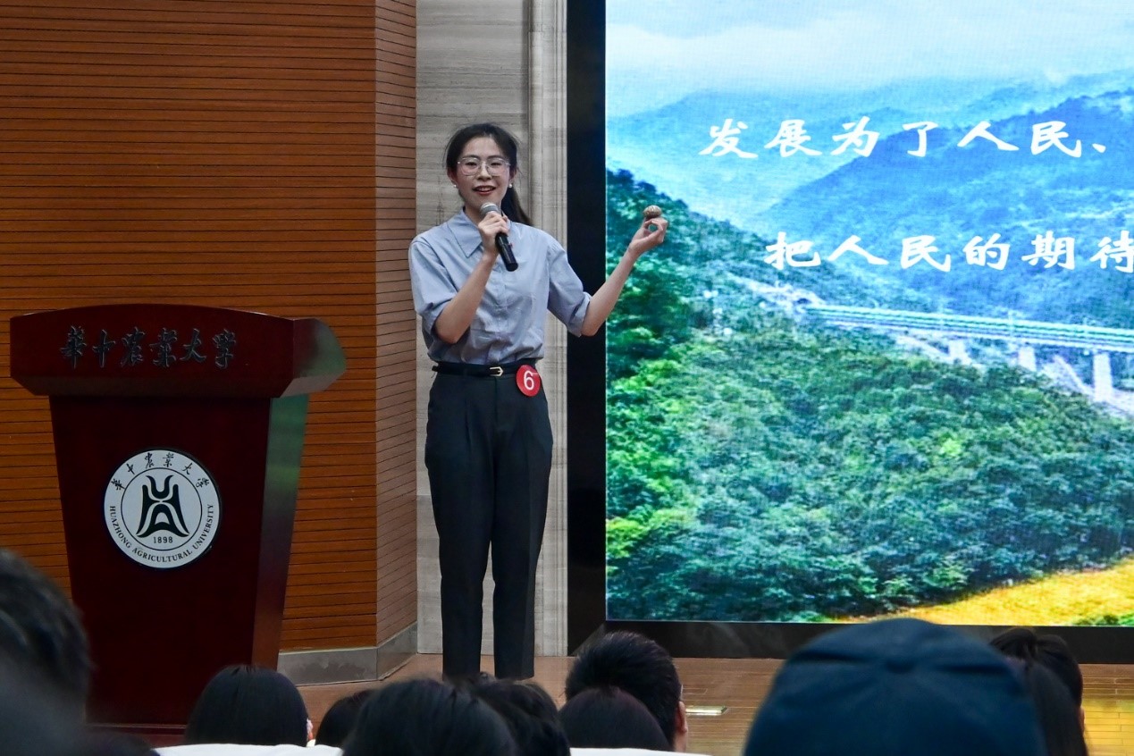 生命科学技术学院周宇欣演讲（许程 摄）