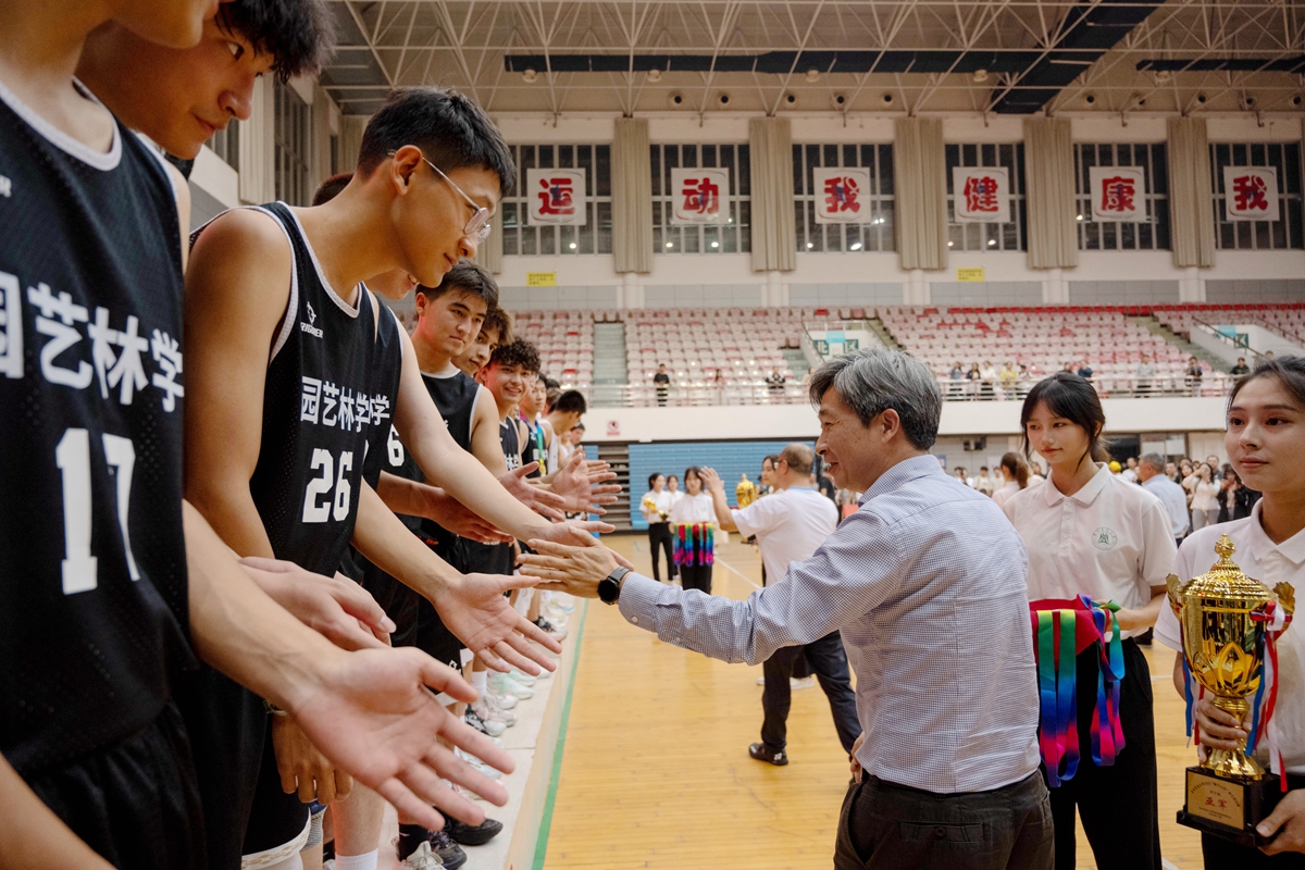 校党委书记高翅与同学们握手（学通社记者 刘博文 摄）-25