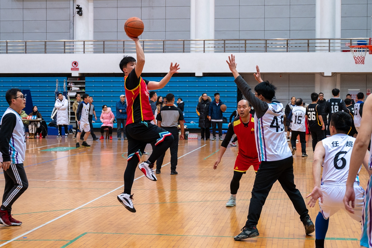 后勤保障队10号球员跳投（学通社记者 李泽坤 摄）