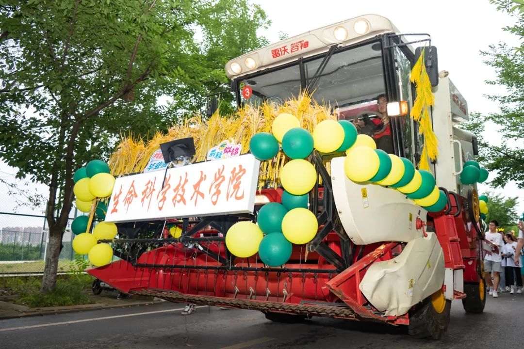 生命科学技术学院装扮的机车（陈祎 摄）