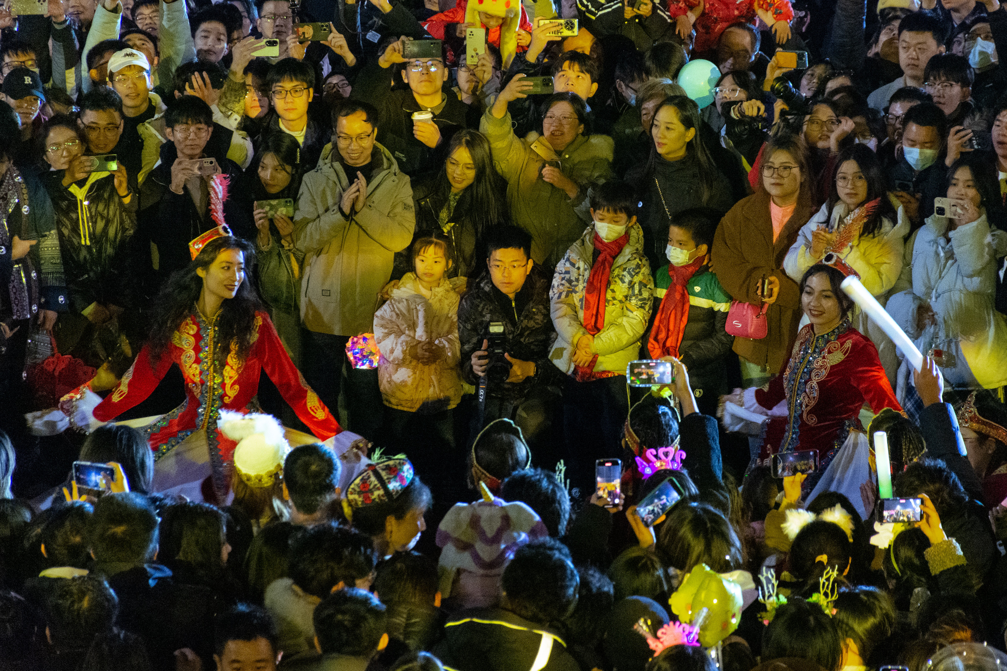 2023年12月31日20点20，新年巡演中少数民族同学翩翩起舞（学通社记者 吕旭阳 摄）