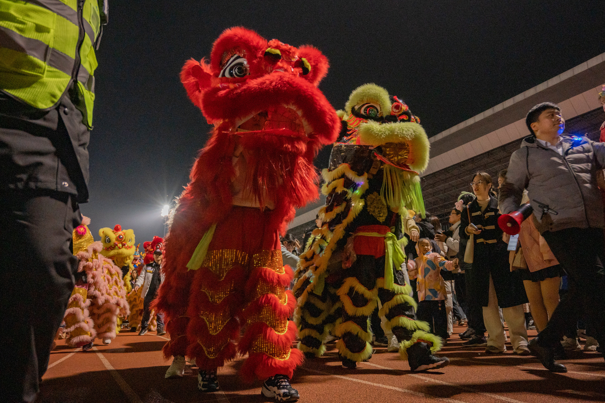 新年巡游 两狮开道（学通社记者 许可 摄）