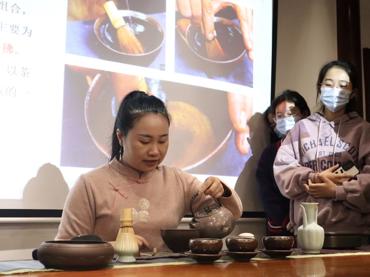 王越悦示范点茶（陈雪纯摄）