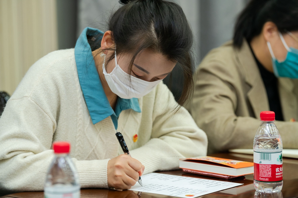 团干边学习讲话边做笔记。（华中师范大学供图）