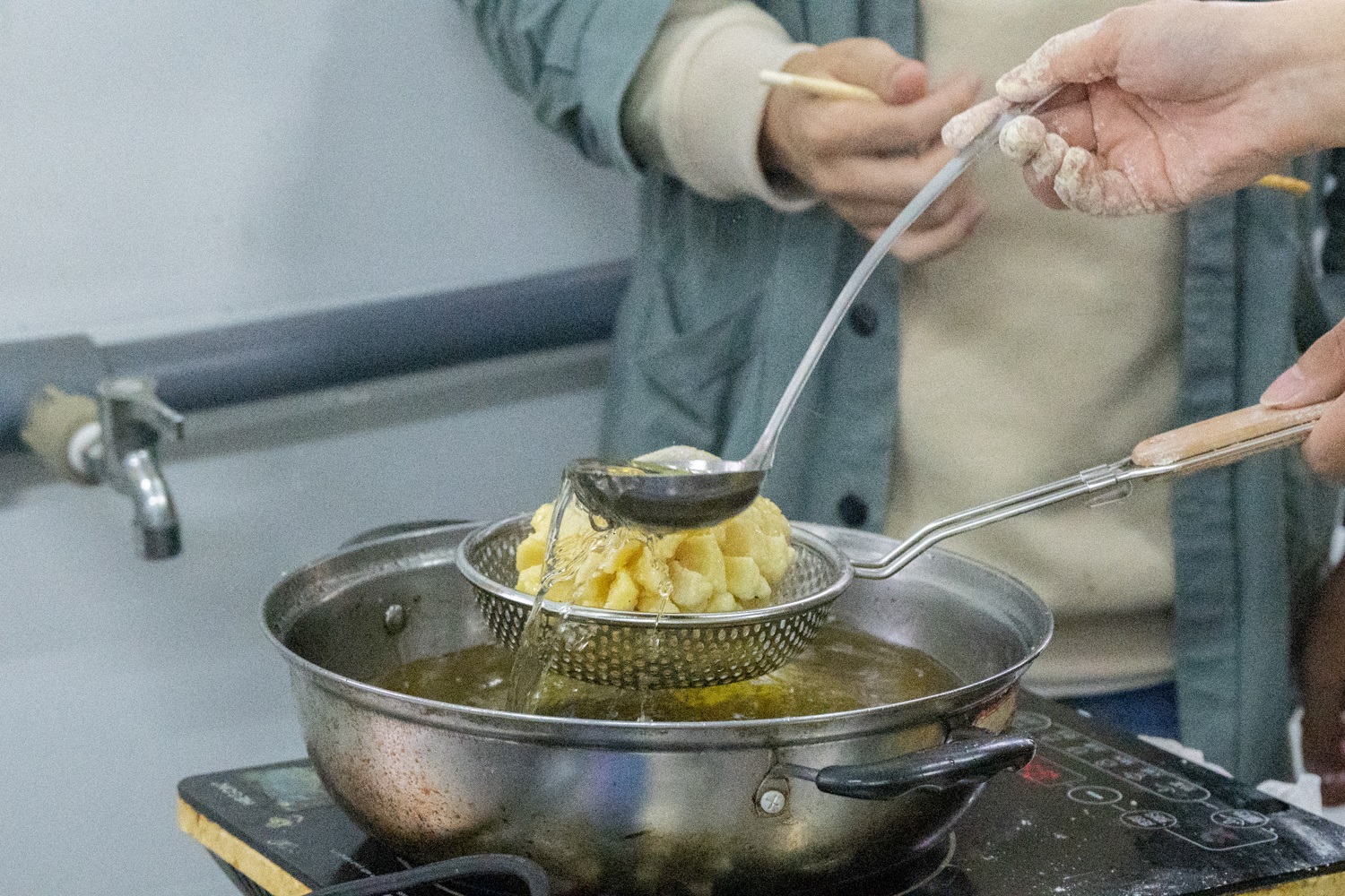 全鱼宴制作中（学通社记者 刘胤雅 摄）