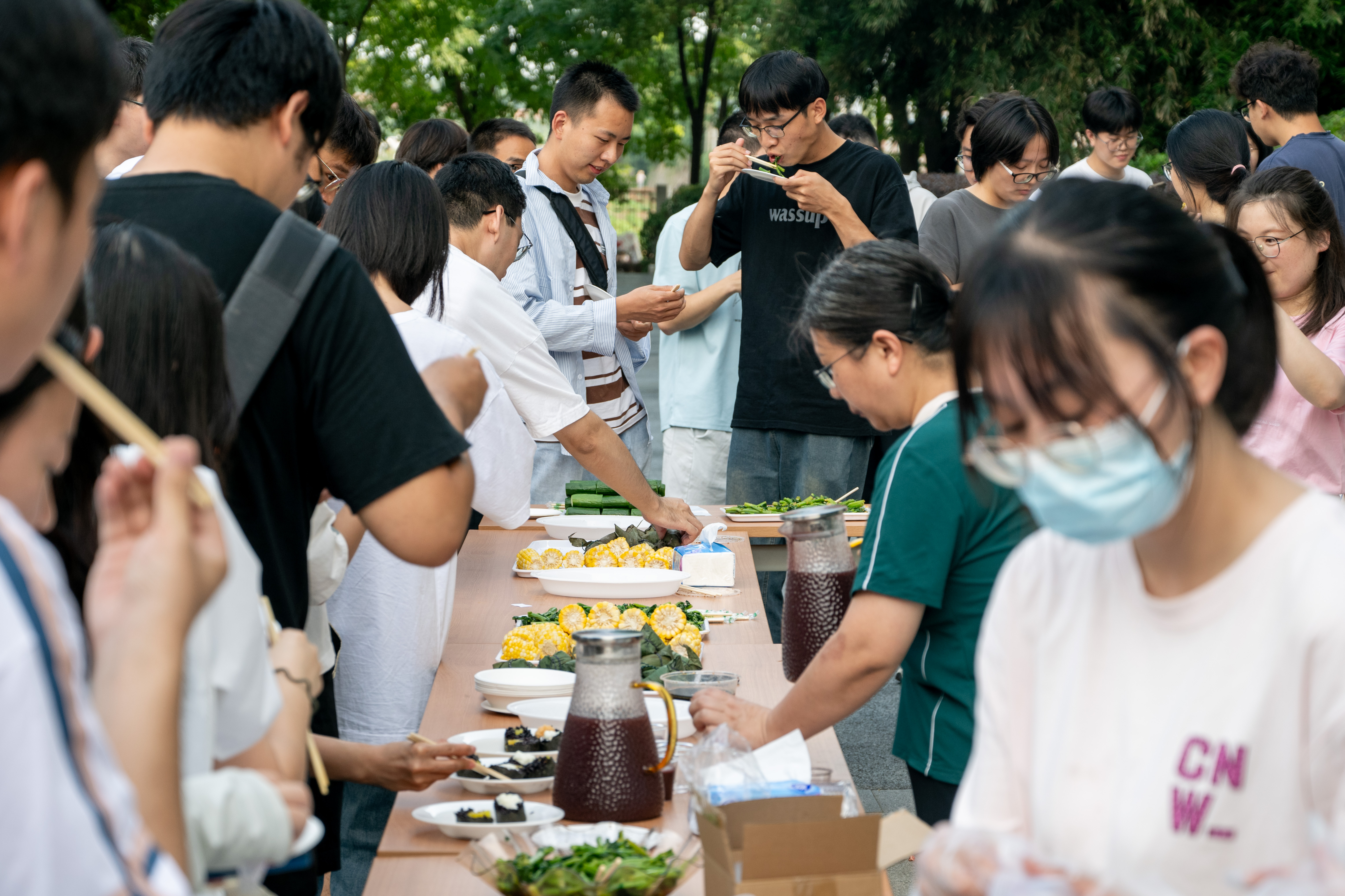 科技成果品鉴会现场，师生有序排队品尝美食（学通社记者 孔繁霄 摄）