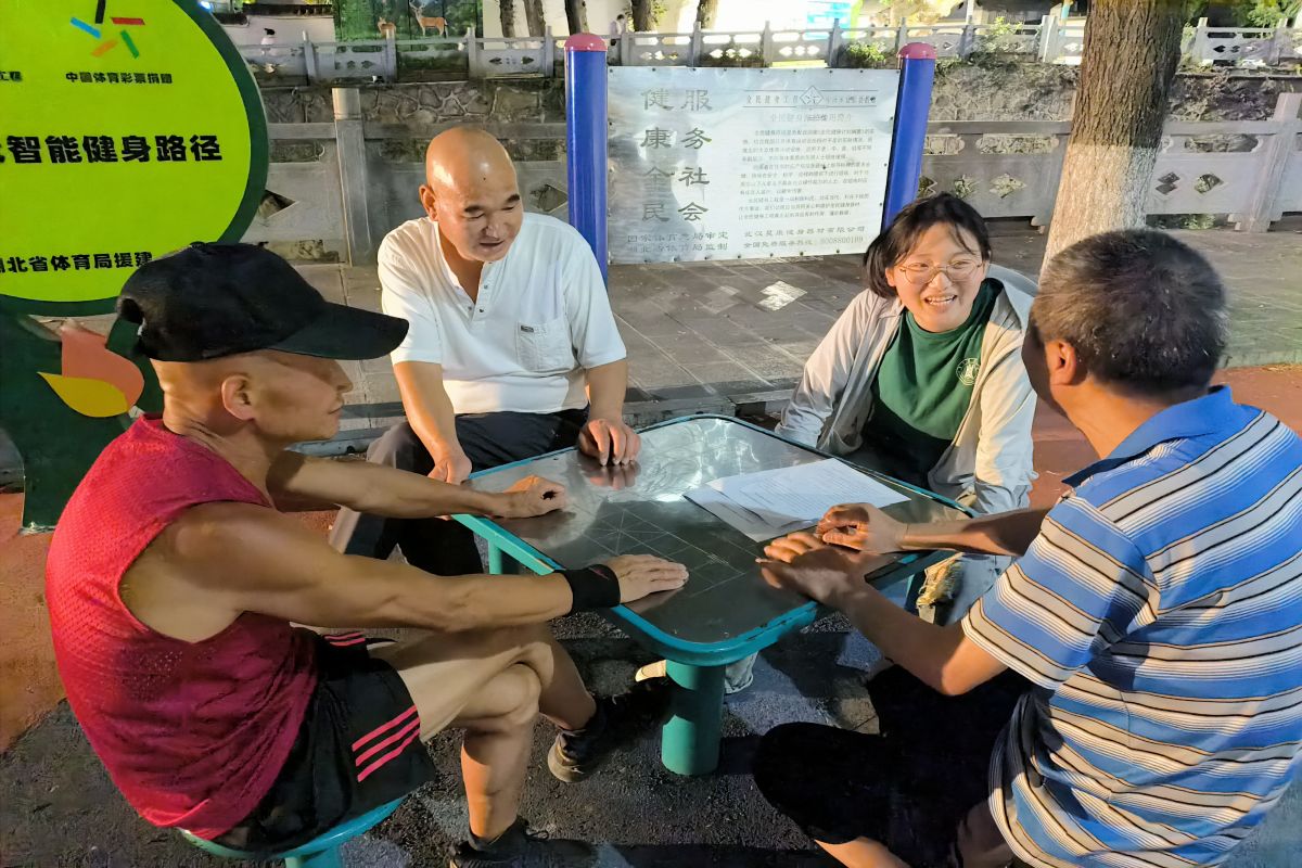 与当地工作人员深入交流-陈国浩