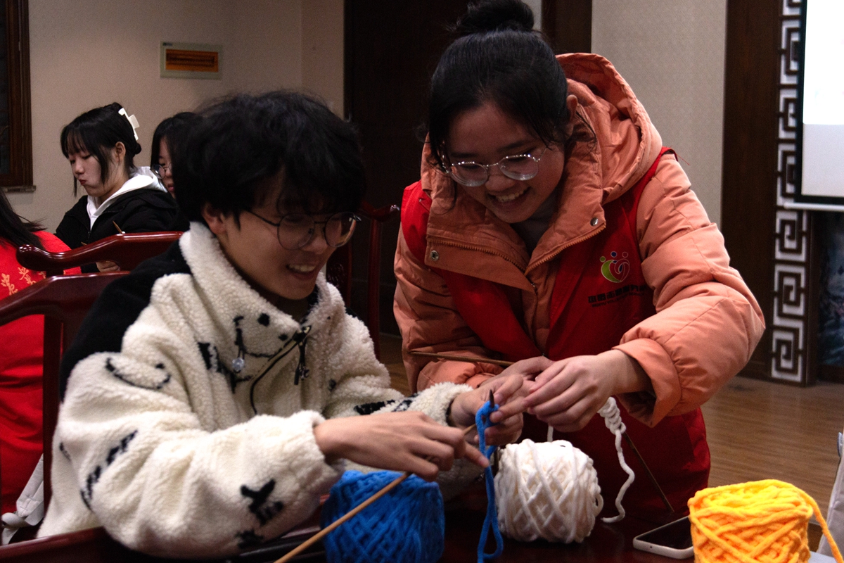 志愿者在进行热情教学（学通社记者 吴渺 摄）