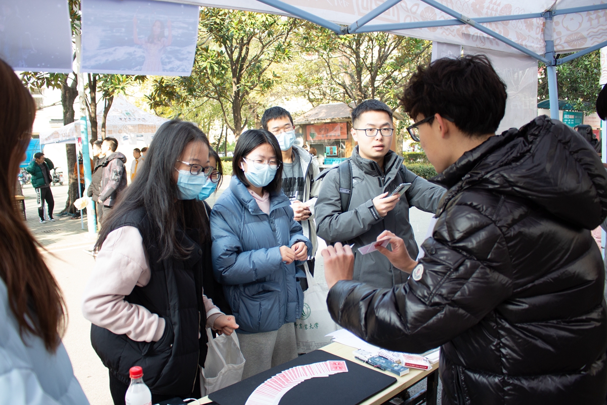 Miracle魔术协会的成员向同学们表演纸牌魔术(学通社记者 高俊 摄)