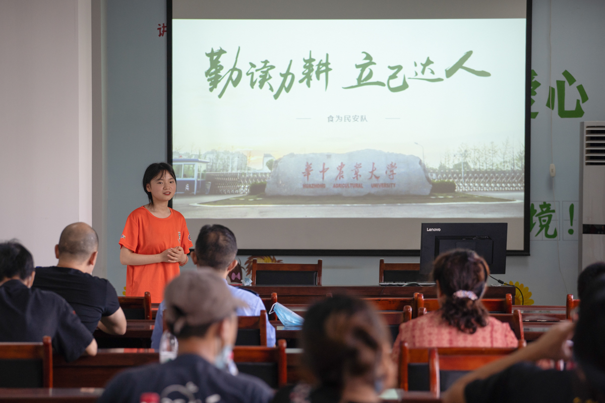 团队赴湘龙鑫城社区进行宣讲现场（学通社记者 刘博文 摄）.jpg