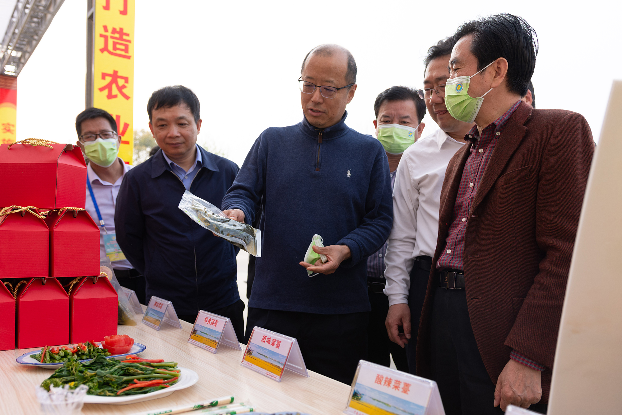 李召虎查看油菜花特色农产品（彭雨格 摄） (2)