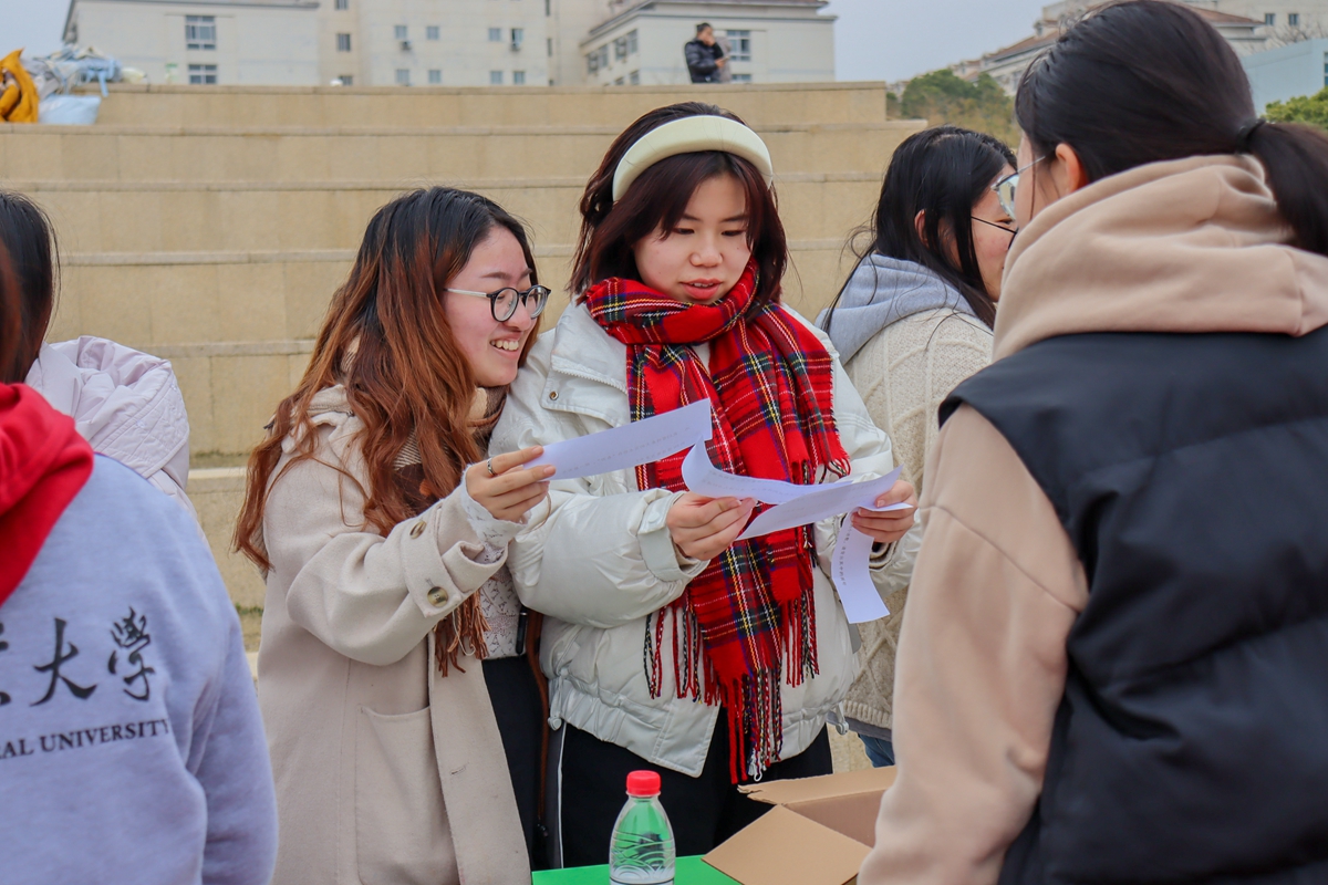 同学们高兴地回答问题（学通社记者 张欣 摄 ）