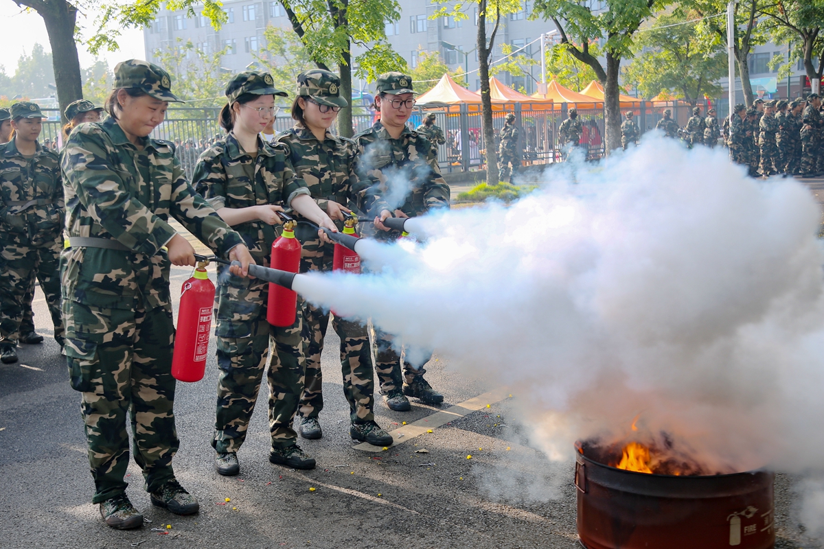 学生练习使用灭火器（学通社记者 林景灿 摄）