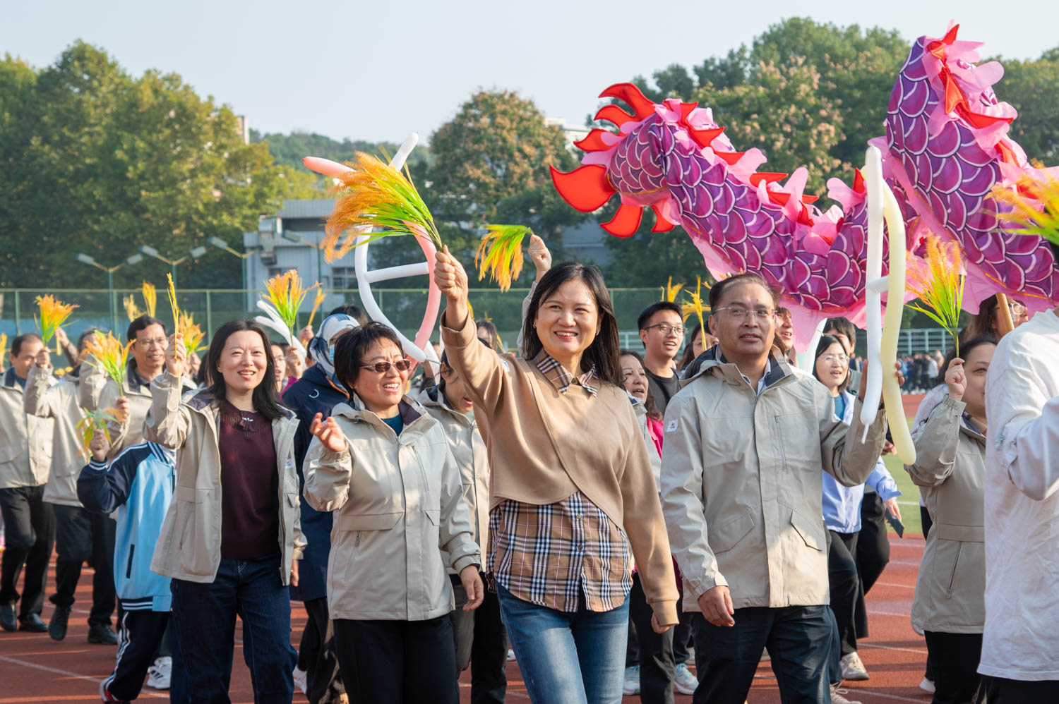 生命科学技术学院方阵（学通社记者 姜南忆 摄）