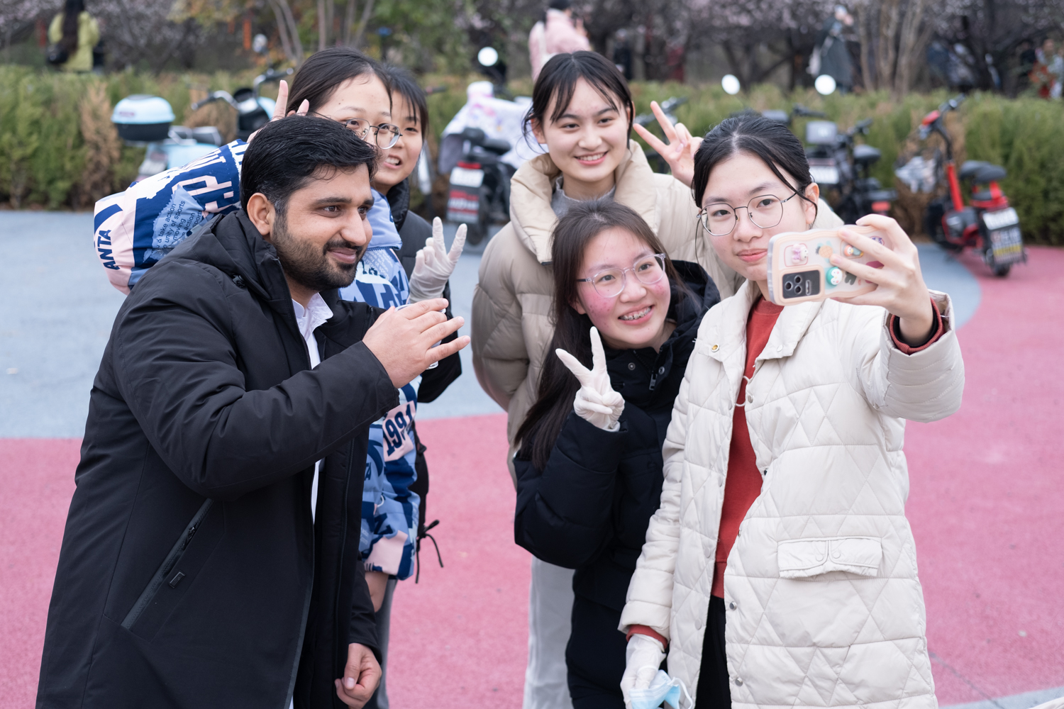 因活动相识的同学们在合影留念（学通社记者 吴渺 摄）