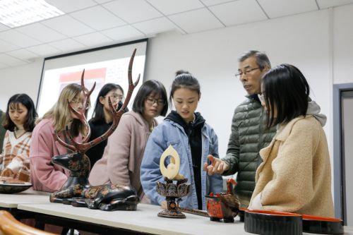 课间的时候，同学们都围着刘大师讨论问题【学通社记者 周子恒 摄】