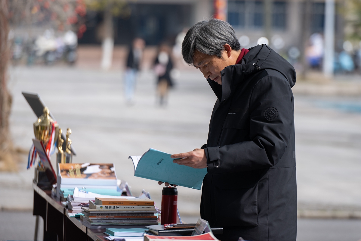 高翅书记在翻阅候选老师资料（学通社记者 高言曦 摄）-2