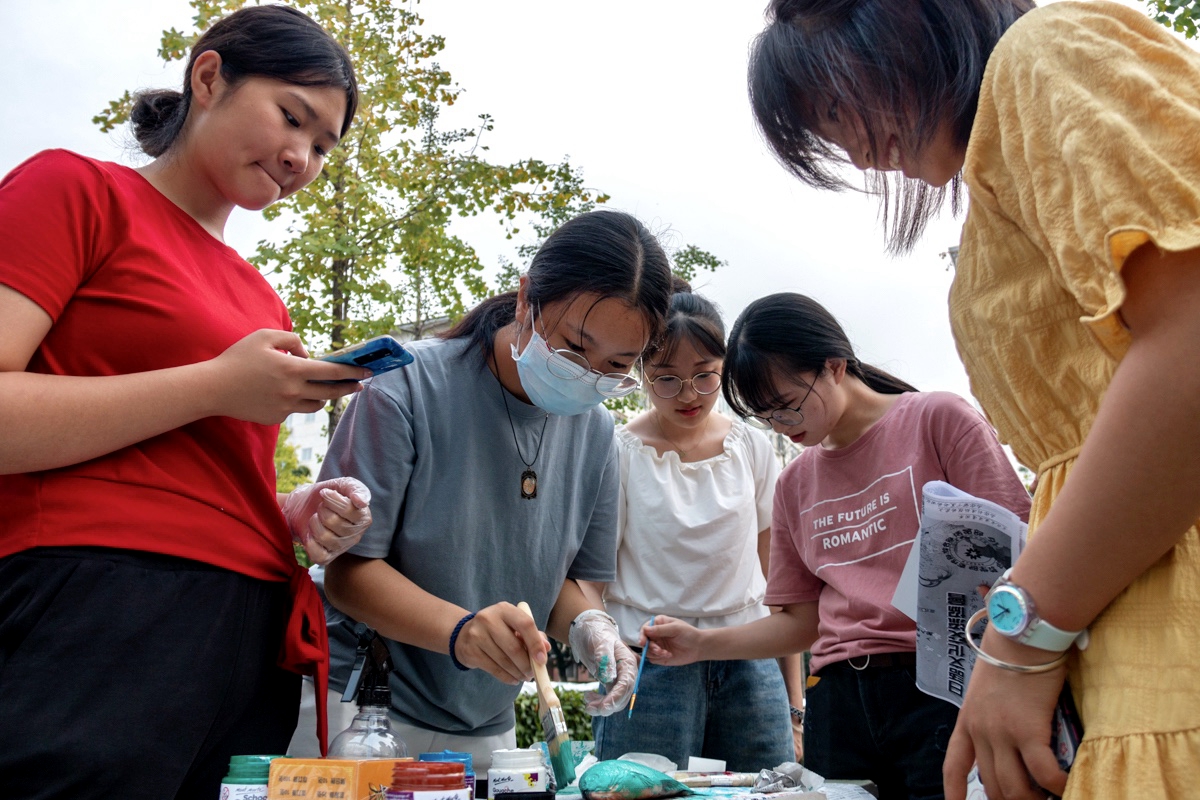 体验者们正在制作鱼拓【学通社记者 孙嘉豪 摄】_副本