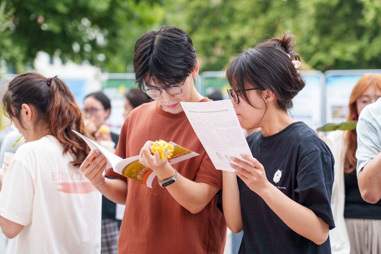 同学们阅读宣传单（学通社记者 韩鑫垚 摄）