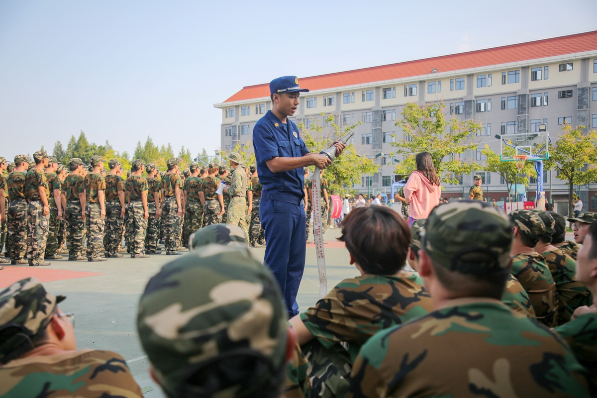 消防员演示消防水管的组装（学通社记者 林景灿 摄）