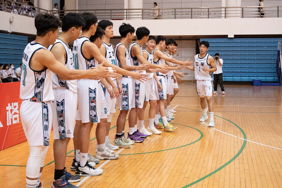 工学院队员入场（学通社记者 郎一阳 摄）