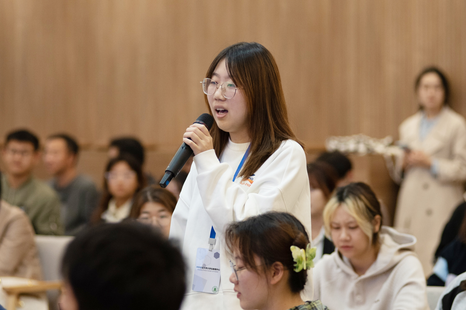 学通社记者韩佳茵提问（学通社记者 王文硕 摄） 拷贝