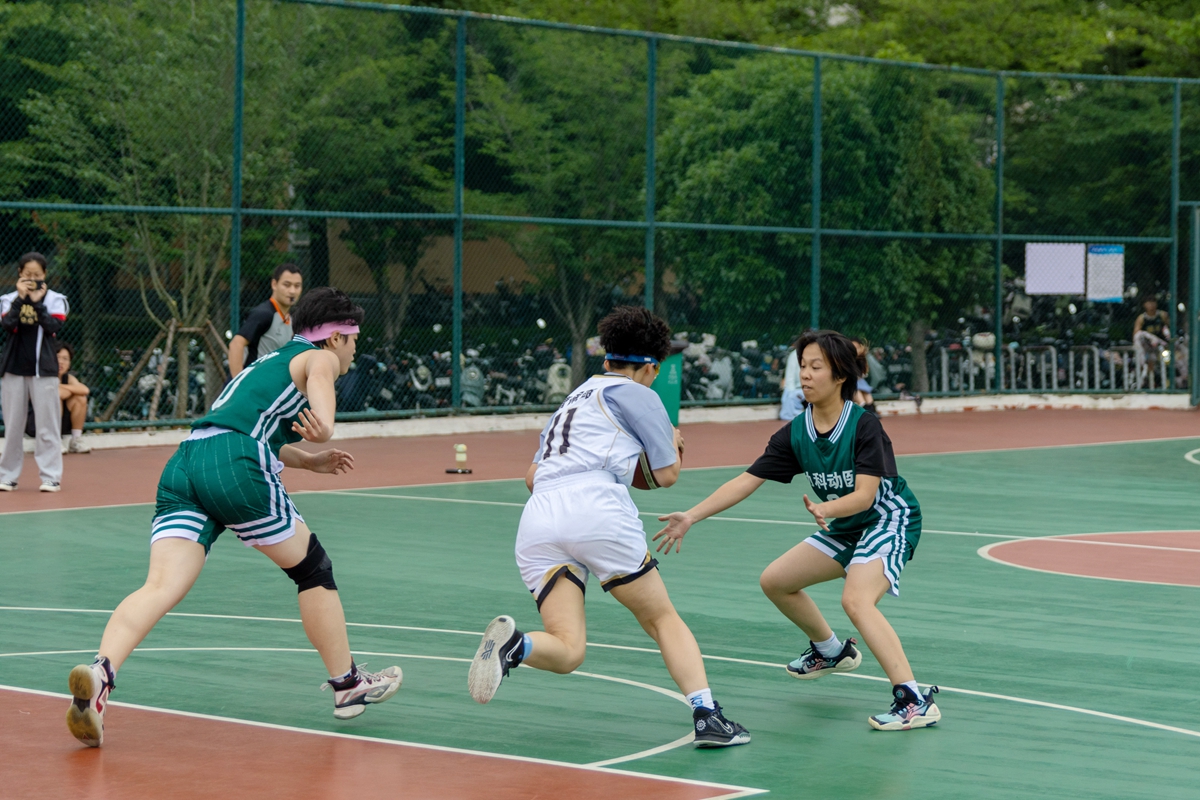 经济管理学院11号进攻（学通社记者 李佳怡 摄）