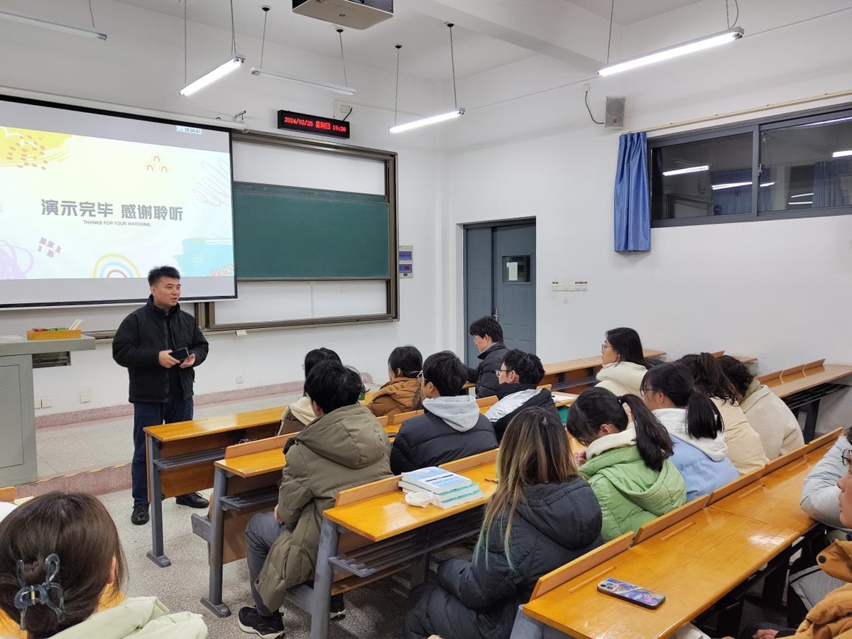 信息学院 张红雨教授与同学们交流（信息学院 供图）