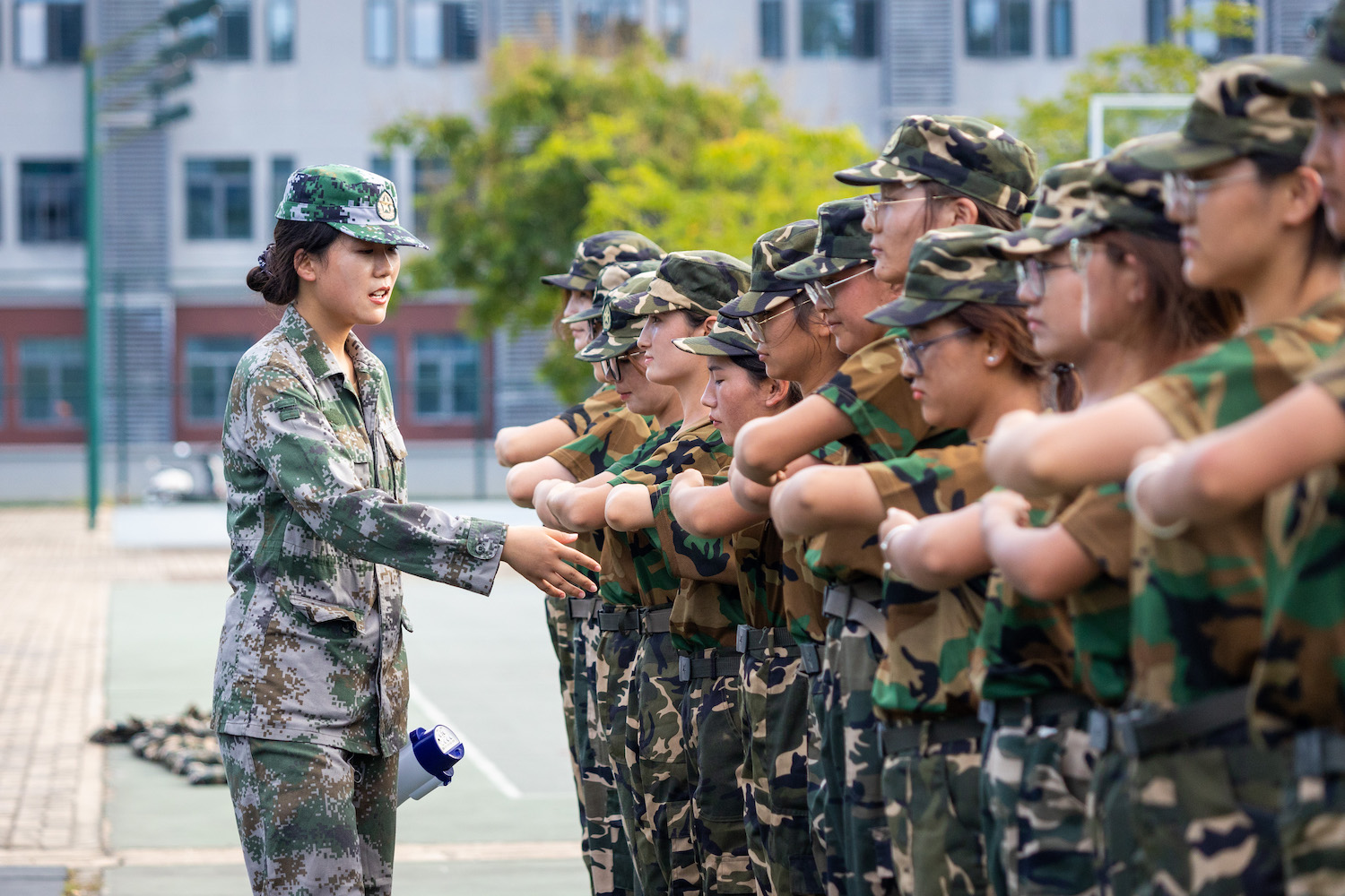 “上下一致、前后平齐”（学通社记者 周全 摄）