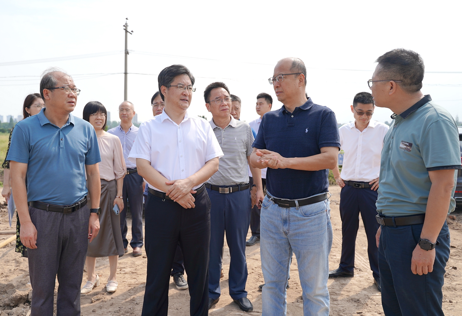 校长李召虎一行实地考察工厂化车间建设情况（匡敏 摄）