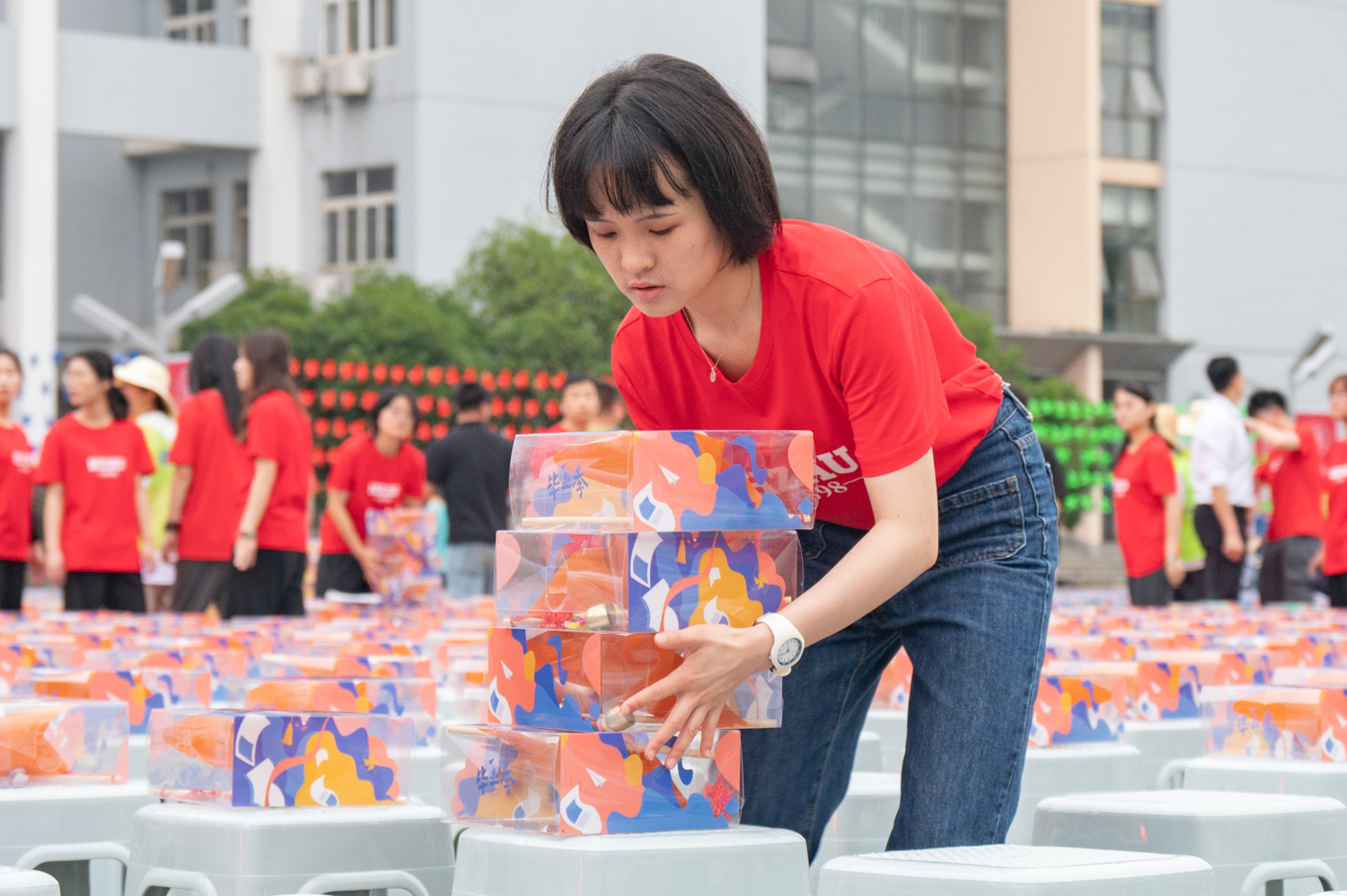 志愿者现场准备（学通社记者 许可 摄）