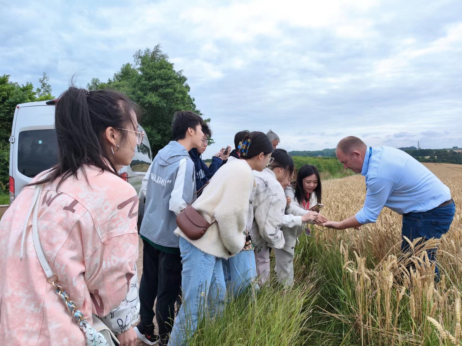 同学们实地学习考察（通讯员 胡志宏 摄）