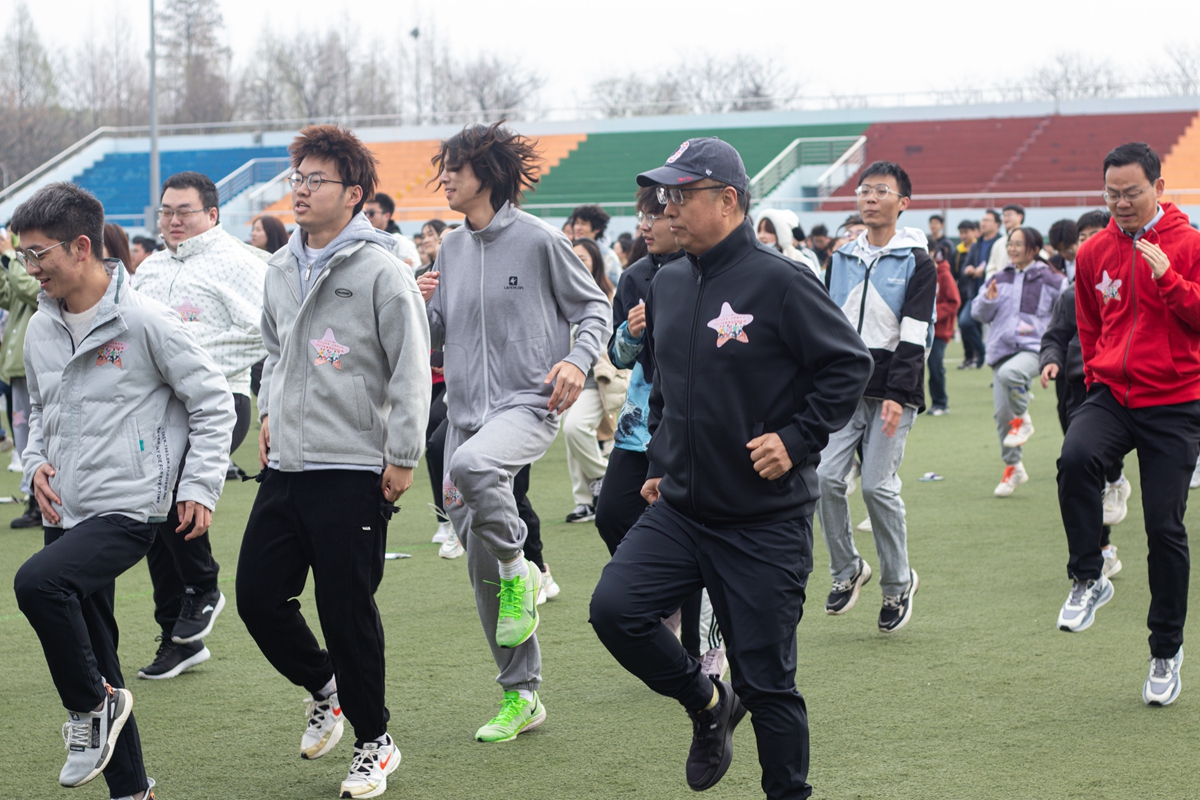 1 李召虎校长与同学们正在热身（学通社记者 程希怡 摄）