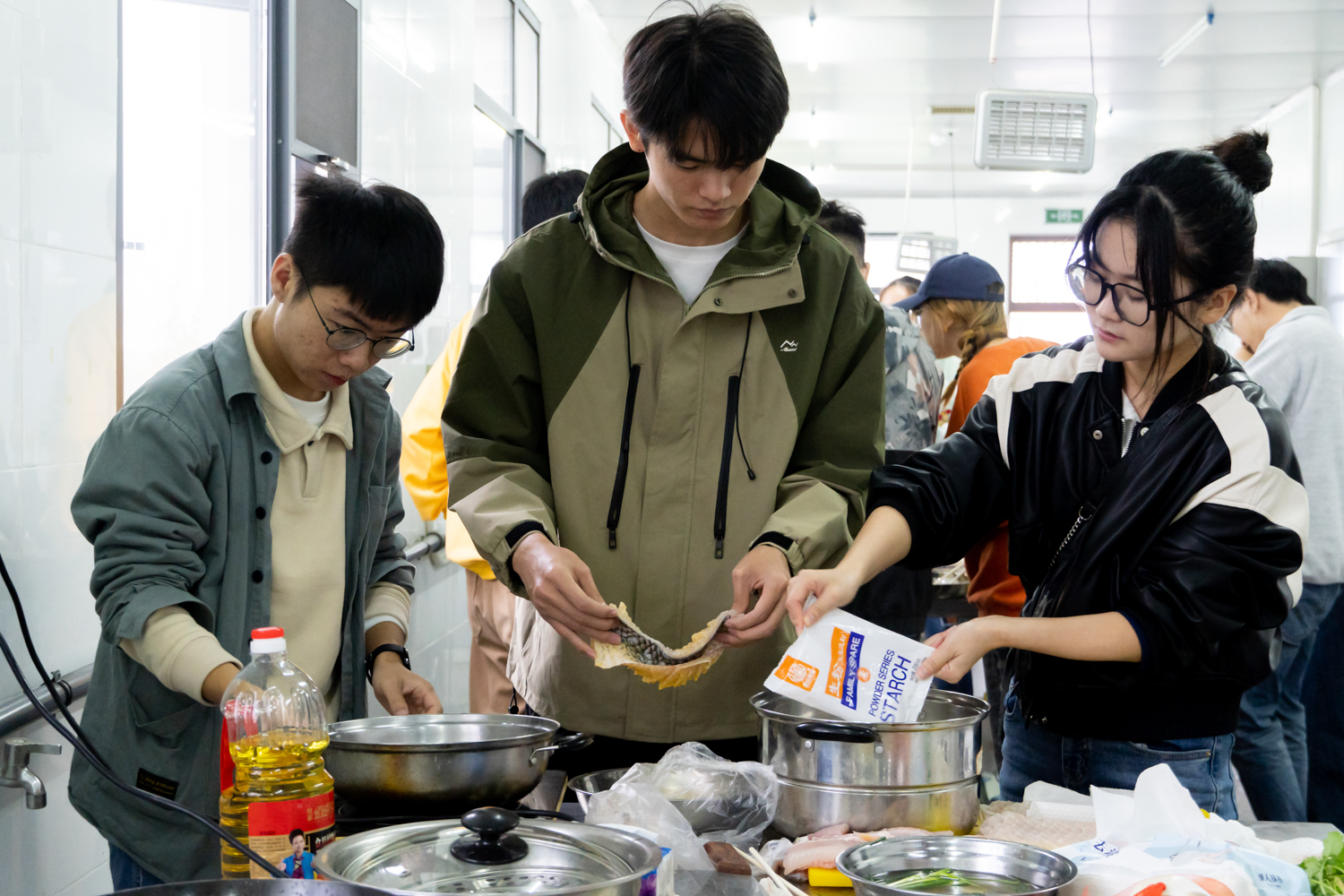 十一月五日上午渔文化节全鱼宴准备【学通社记者 周子睿 摄】 (9)