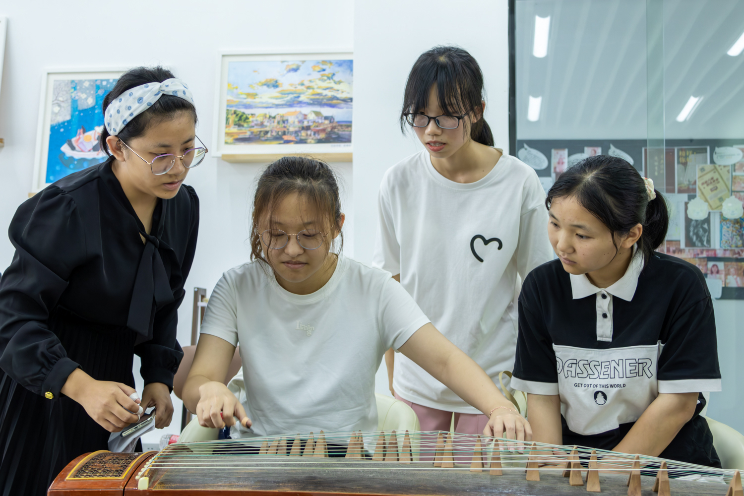 同学们学习弹古筝（学通社记者 魏洪博 摄）