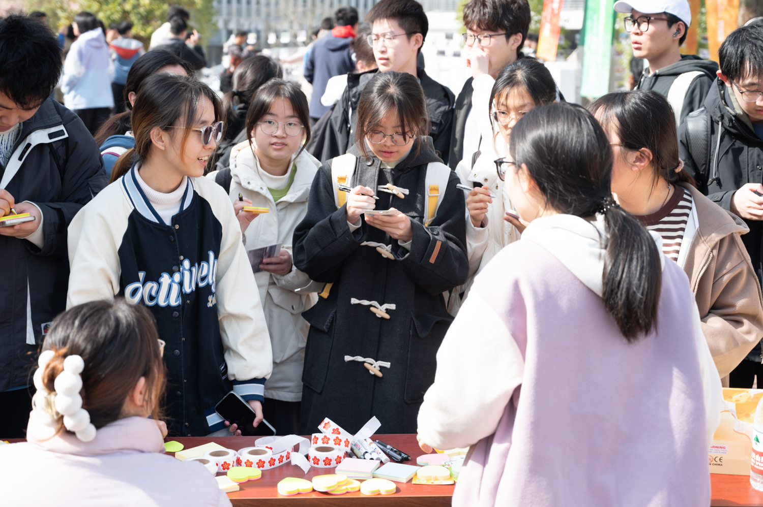 同学们写下自己对幸福的真谛(学通社记者 叶建伟 摄）