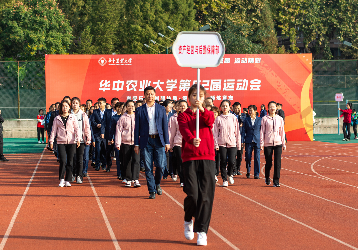 资产经营与后勤保障部方队（学通社记者 周仁杰 摄）