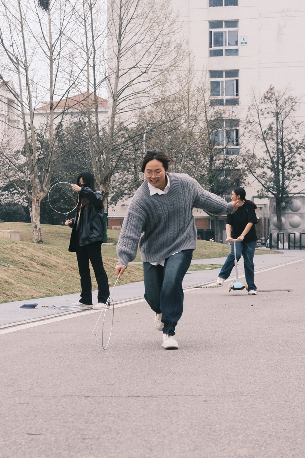 滚铁环（学通社记者 吴渺 摄）