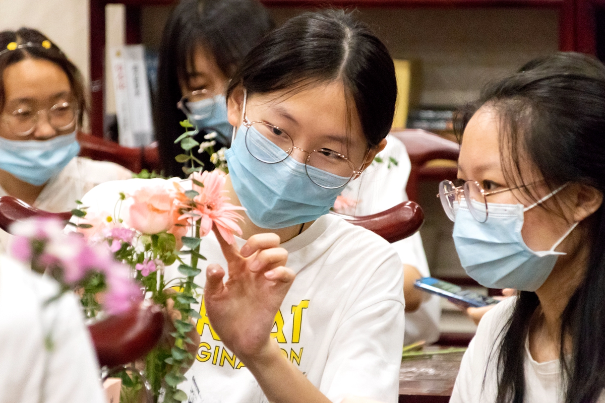 参与者正在和同伴讨论插花细节【学通社记者 周丹丹 摄】_副本