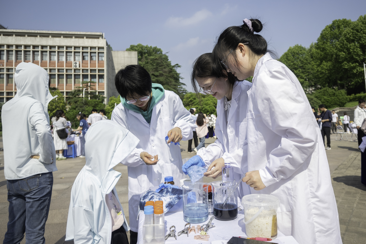 学生们为小朋友讲解染布技术（学通社记者 高婉茹摄）