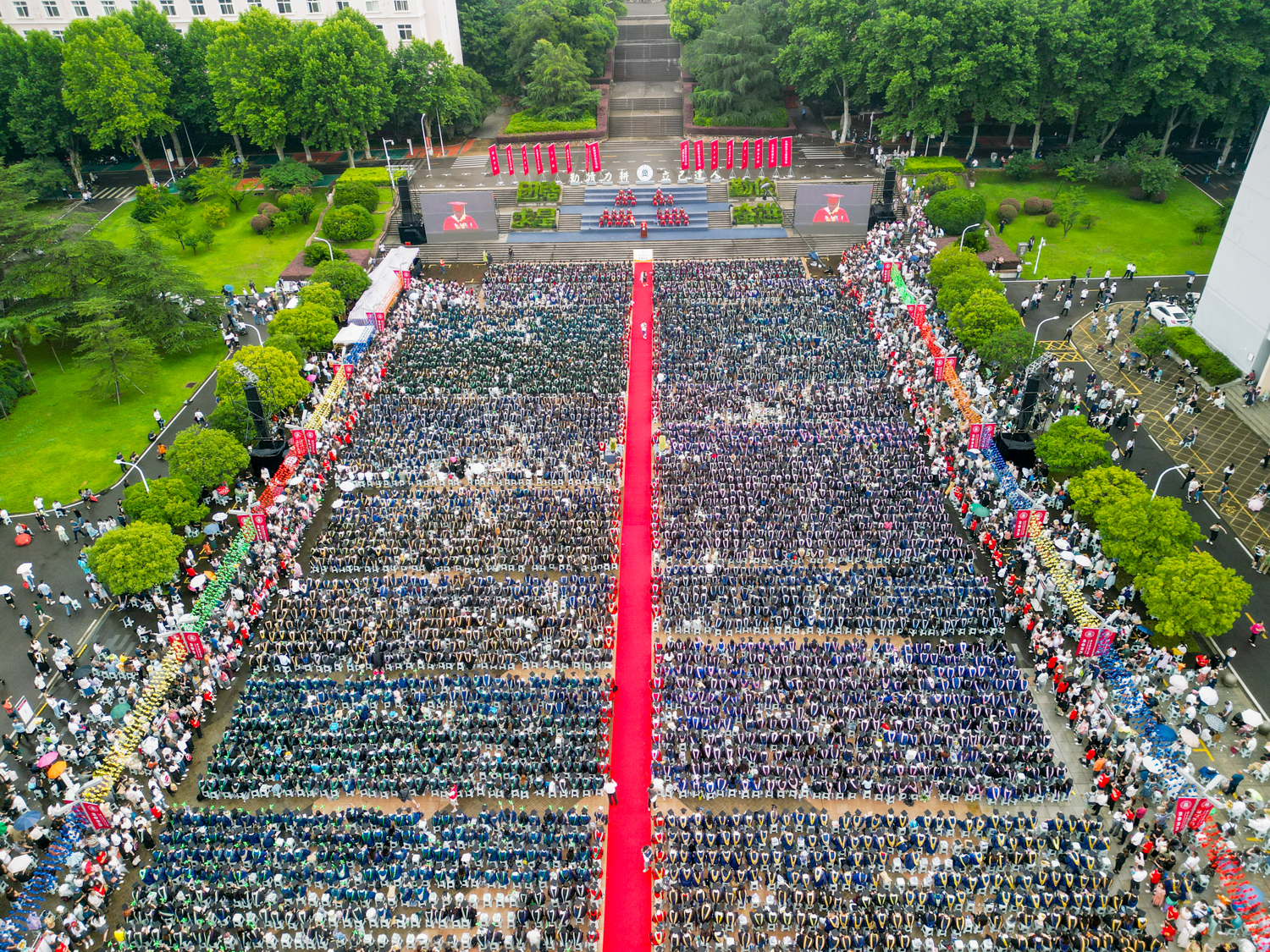 01.毕业典礼现场鸟瞰（学通社记者 高言曦 摄）