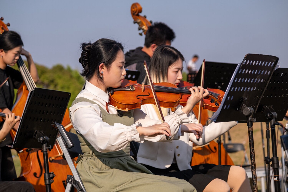 管弦乐团小提琴声部（学通社记者 周嘉键 摄）