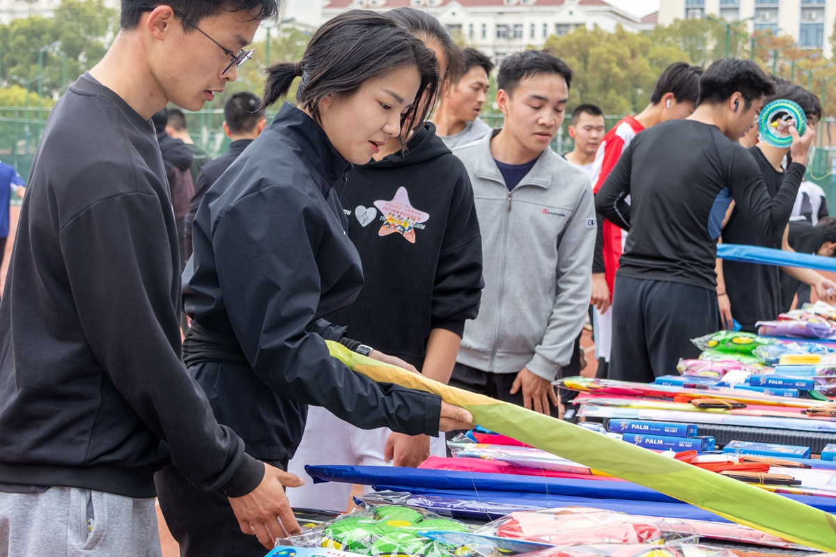 17 挑选奖品（学通社记者 魏洪博 摄）