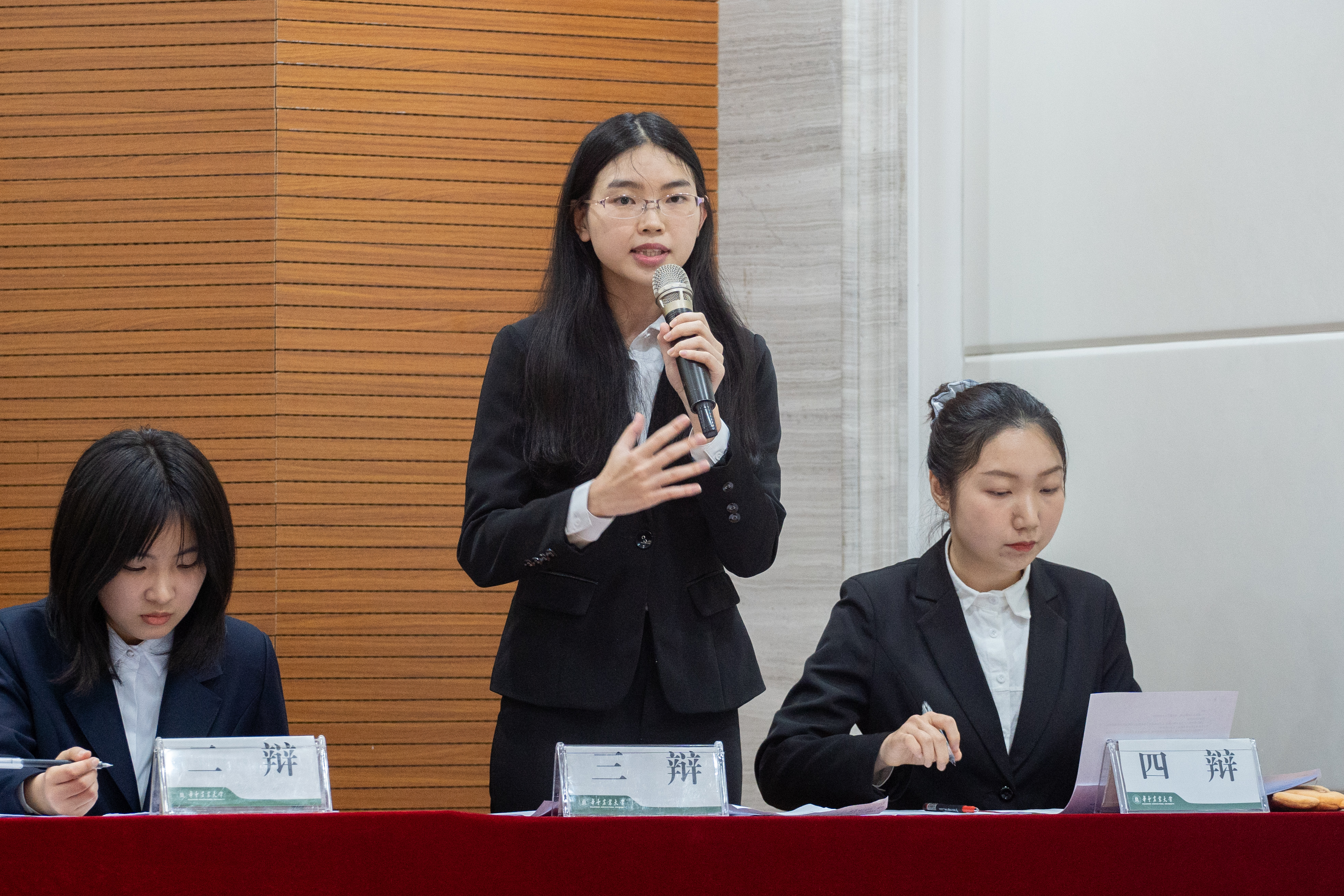 正方三辩质询环节（学通社记者 岑志南 摄）