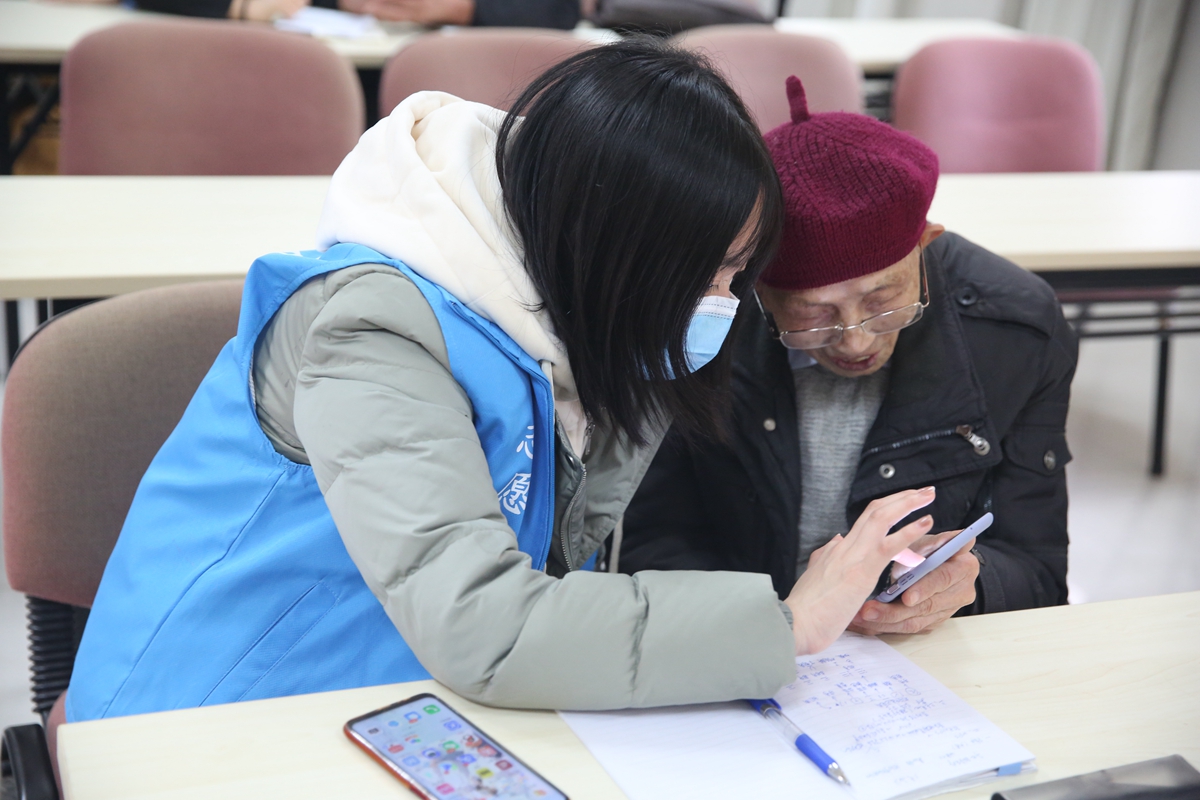 退休教师学习智能手机使用（学通社记者 杨怡 摄）