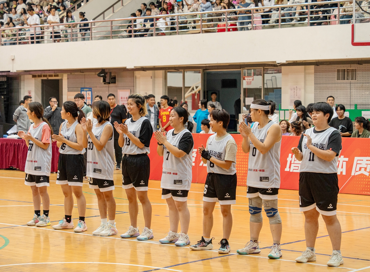 动科动医学院女篮赛前列阵2（学通社记者 邓子杰 摄）